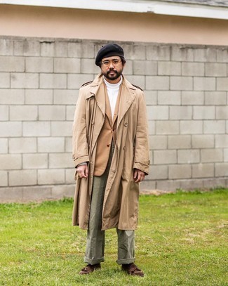 Какие брюки чинос носить с светло-коричневым плащом