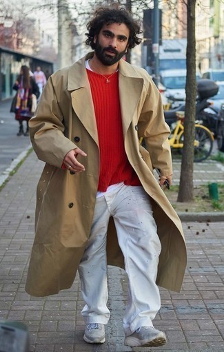 Какие свитера с круглым вырезом носить с светло-коричневым плащом мужчине