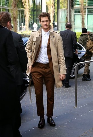 Как носить светло-коричневый плащ с темно-коричневым костюмом