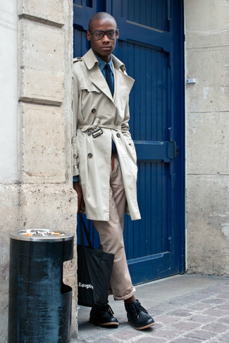 Какие ботинки дезерты носить с светло-коричневым плащом