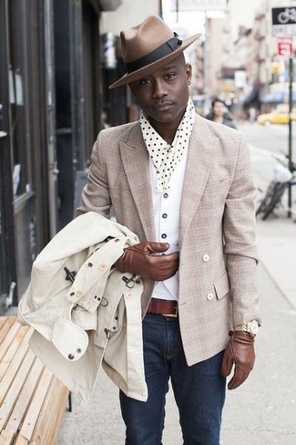 Какие двубортные пиджаки носить с светло-коричневым плащом мужчине
