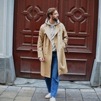 Как носить светло-коричневый плащ с серым худи мужчине