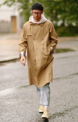 Как носить светло-коричневый плащ с голубыми джинсами в стиле пэчворк мужчине