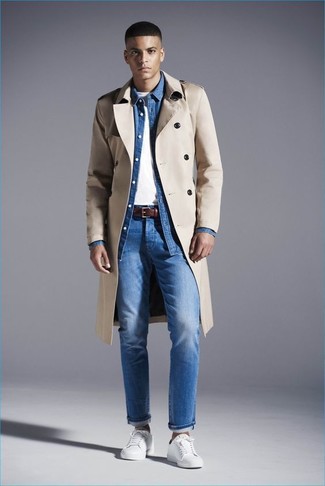 Какие низкие кеды носить с светло-коричневым плащом мужчине