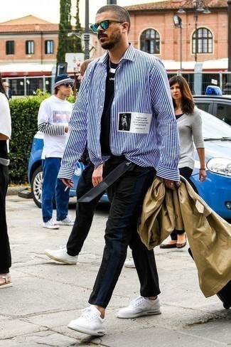 Какие низкие кеды носить с светло-коричневым плащом мужчине