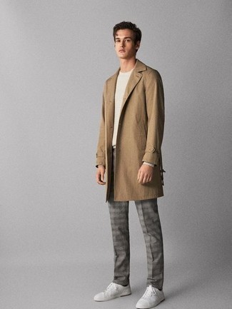 Какие низкие кеды носить с светло-коричневым плащом мужчине