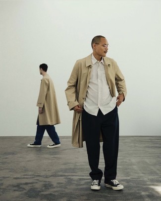 Какие низкие кеды носить с светло-коричневым плащом мужчине