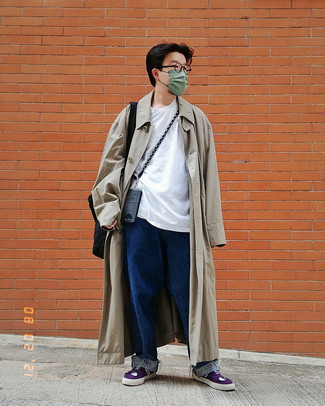 Какие низкие кеды носить с светло-коричневым плащом мужчине