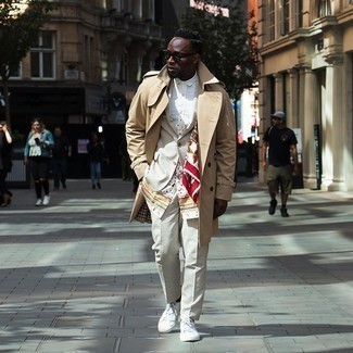 Какие низкие кеды носить с светло-коричневым плащом мужчине