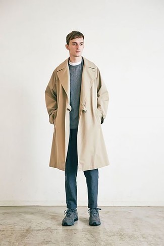 Как носить светло-коричневый плащ с темно-синими брюками чинос