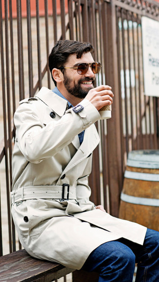 Как носить светло-коричневый плащ с темно-синими джинсами мужчине