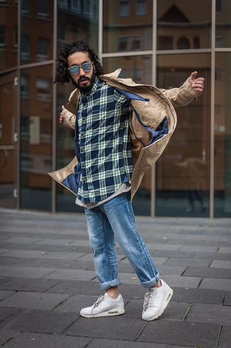 Как носить светло-коричневый плащ с темно-синими джинсами мужчине