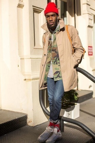 Как носить светло-коричневый плащ с темно-синими джинсами мужчине