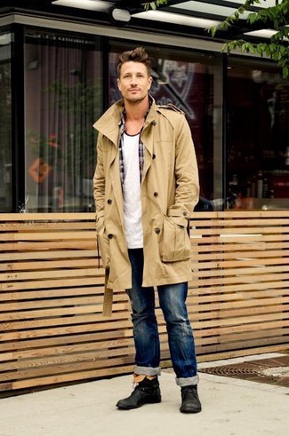 Как носить светло-коричневый плащ с темно-синими джинсами мужчине