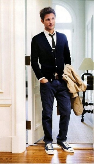 Как носить светло-коричневый плащ с темно-синими джинсами мужчине