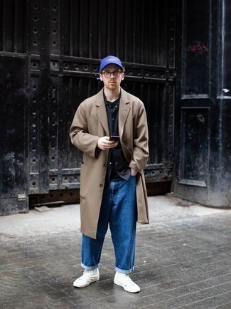 Как носить светло-коричневый плащ с темно-синими джинсами мужчине