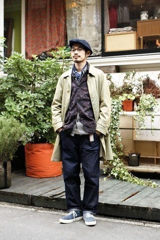 Как носить светло-коричневый плащ с темно-синими джинсами мужчине