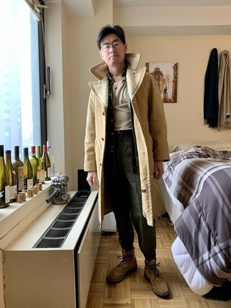 Как носить светло-коричневый плащ с оливковыми брюками чинос