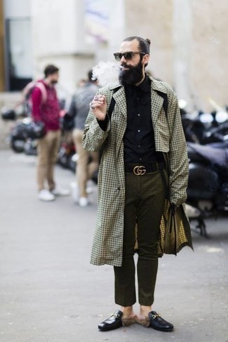 Как носить светло-коричневый плащ с оливковыми брюками чинос