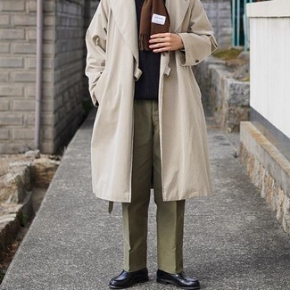 Как носить светло-коричневый плащ с оливковыми брюками чинос