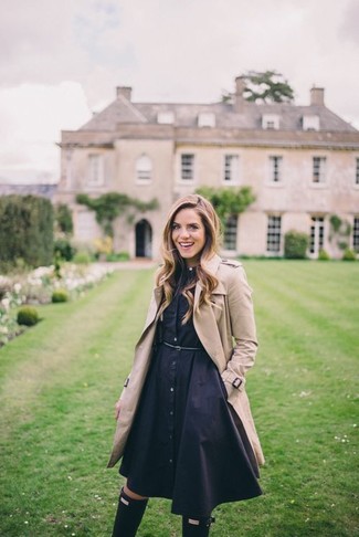 Какие резиновые сапоги носить с светло-коричневым плащом женщине