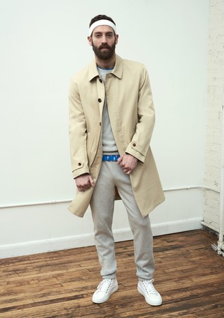 Какие спортивные штаны носить с светло-коричневым плащом мужчине