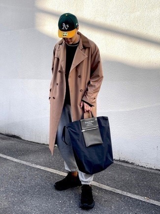 Какие спортивные штаны носить с светло-коричневым плащом мужчине