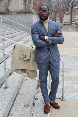 Какие водолазки носить с светло-коричневым плащом мужчине