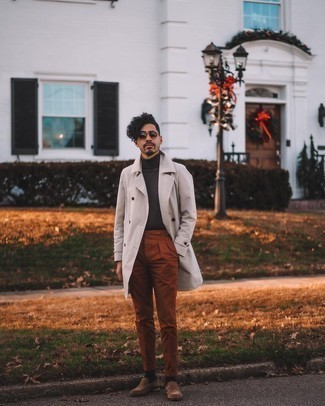 Какие водолазки носить с светло-коричневым плащом мужчине