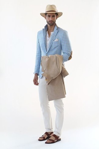 Как носить светло-коричневый плащ с белыми брюками чинос