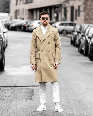 Как носить светло-коричневый плащ с белыми брюками чинос