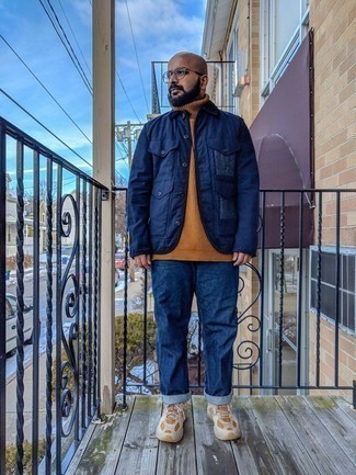 Как носить светло-коричневую водолазку с бежевыми кроссовками мужчине