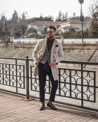 Как носить светло-коричневую водолазку с черными классическими брюками мужчине