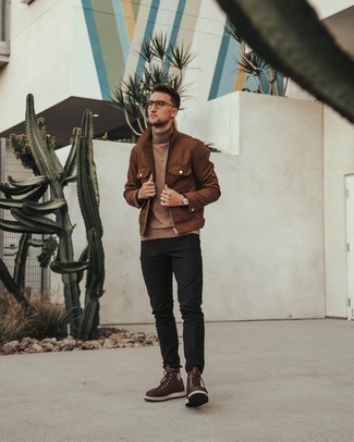 Как носить светло-коричневую водолазку с черными джинсами мужчине