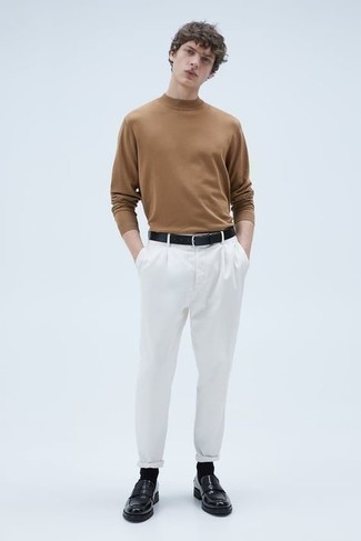 Как носить светло-коричневую водолазку с черными кожаными лоферами мужчине