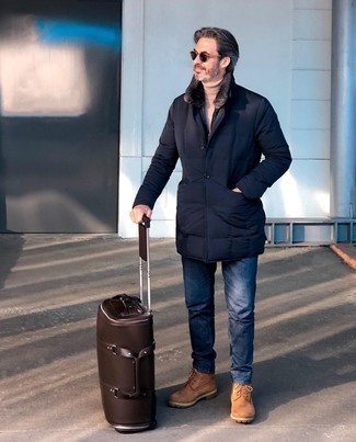 Как носить светло-коричневую водолазку с черным пуховиком мужчине