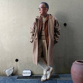 Как носить светло-коричневую водолазку с светло-коричневым дафлкотом мужчине