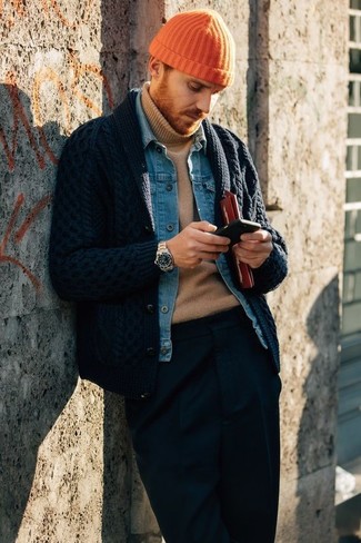 Какие кардиганы носить с светло-коричневой водолазкой мужчине