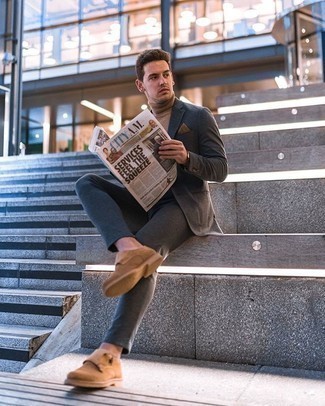 Как носить светло-коричневую водолазку с темно-серым костюмом