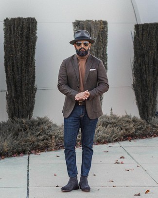 Как носить светло-коричневую водолазку с темно-коричневым пиджаком мужчине