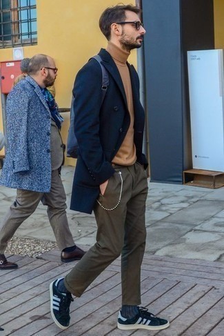 Как носить светло-коричневую водолазку с темно-коричневыми брюками чинос