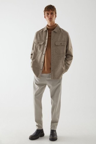 Как носить светло-коричневую водолазку с серыми брюками чинос