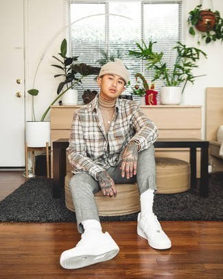 Как носить светло-коричневую водолазку с серыми брюками чинос