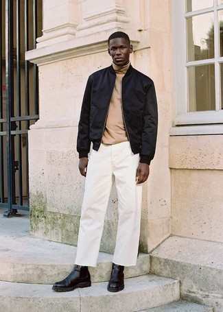 Какие джинсы носить с светло-коричневой водолазкой мужчине