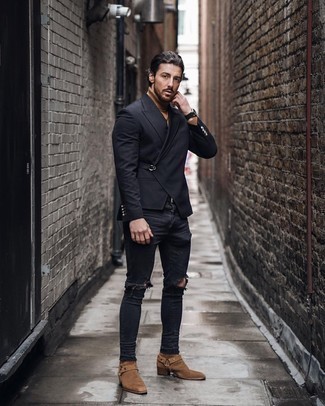 Какие джинсы носить с светло-коричневой водолазкой мужчине