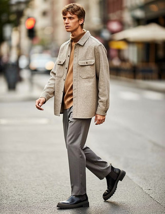 С чем носить светло-коричневую водолазку мужчине