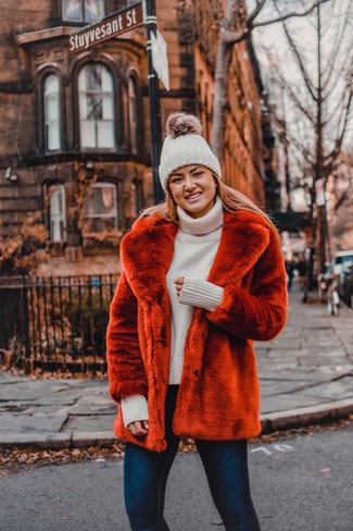 С чем носить светло-коричневую водолазку женщине