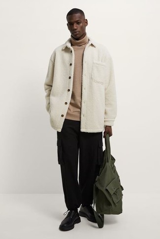 С чем носить светло-коричневую водолазку мужчине