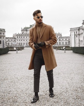 С чем носить светло-коричневую водолазку мужчине