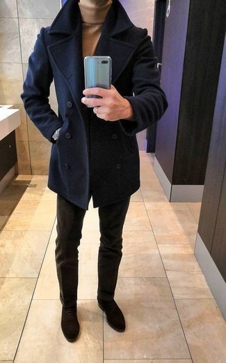 С чем носить светло-коричневую водолазку мужчине